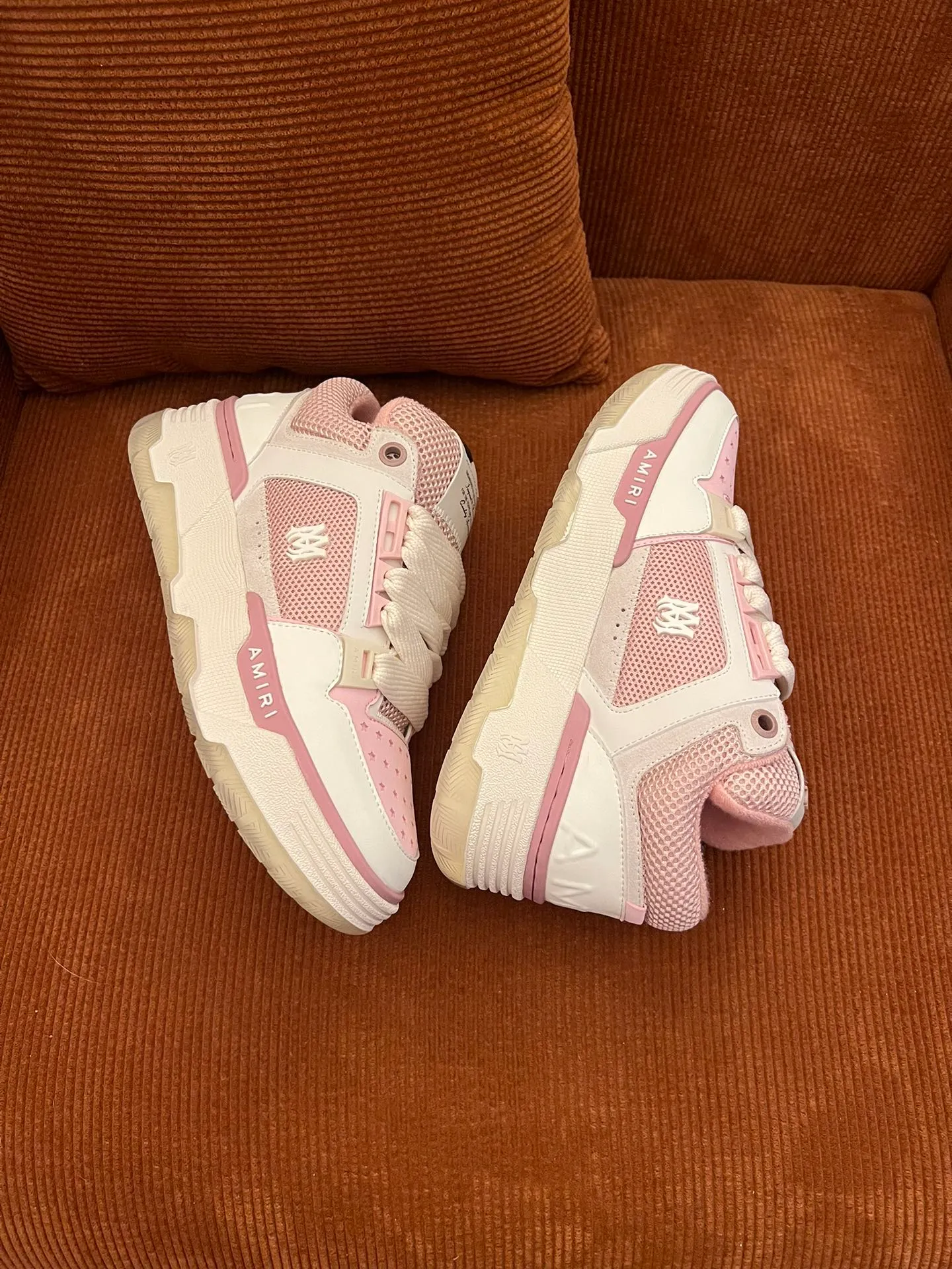 p620💰Men's shoes Amiri Emile's 2023 spring and summer new MA-1 bread shoes, couple models, casual sports shoes, sneakers Amiri gave up the rock punk style in the new season and used a large number of unsaturated colors, Morandi tones, whether you see or wear them, it will make people very happy. The large tongue of the bread shoes continues, shortens the length of the shoe body, thickens the midsole, and the toe part is more rounded. Amiri's brand letters and MA logo appear on the side of the shoe. Fabric: Original customized imported first-layer cowhide + mesh. Lining: Original customized breathable towel lining. Outsole. Foam combination material. Bottom thickness: 4CM. Size: Men's 39-45